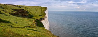 Dover 'ın Beyaz Kayalıkları. Deniz kenarındaki yürüyüş yolundan uçurumların detaylı manzara görüntüsünü kapat. 14 Eylül 2021 İngiltere, Birleşik Krallık, İngiltere.