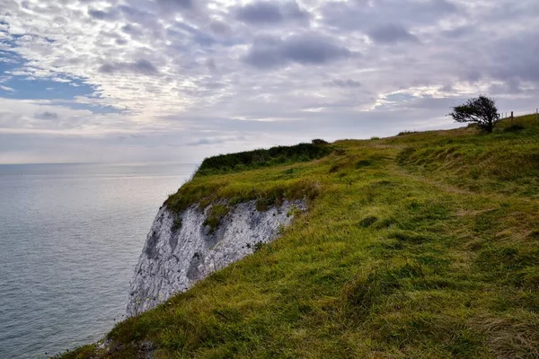 多佛的白崖从海边的小径上俯瞰悬崖的详细景观 2021年9月14日 英国英格兰 — 图库照片