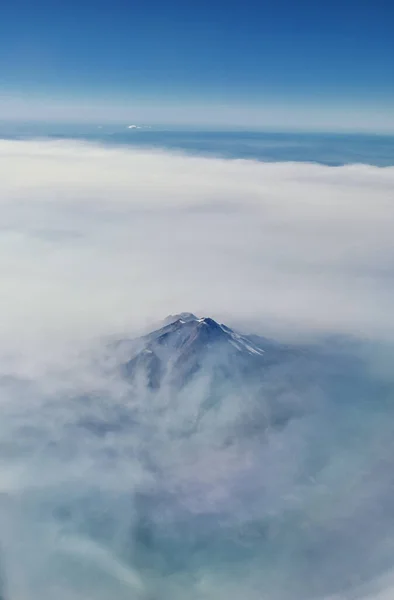 从飞机上俯瞰沙斯塔山 北加州喀斯喀特山脉的浓雾来自野火 森林大火 Siskiyou县 加利福尼亚州 2021年9月15日 — 图库照片