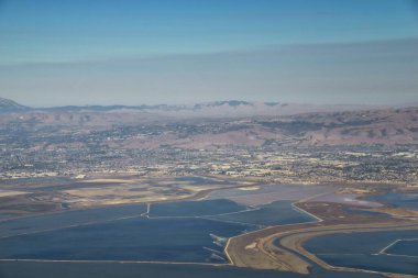 SAN FRANCISCO, CALIFORNIA Eylül 2021 San Francisco ve Bay uçak manzaralı. Birleşik Devletler, ABD.