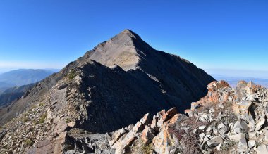 Nebo Wilderness Dağı, sonbahar panoramik manzarası, ABD 'nin Uinta Ulusal Ormanı, Utah Wasatch Sıradağları' ndaki en yüksek doruk noktası olan 3,933 feet yükseklikten tırmanıyor. ABD.