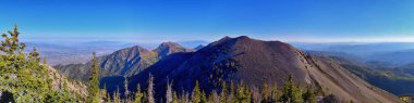 Nebo Wilderness Dağı 'nın yürüyüş parkurundan görülebilen manzaralar 3,5 km yükseklikte, düşme yaprakları panoramik, Utah Wasatch Sıradağları, Uinta Ulusal Ormanı, ABD. ABD.