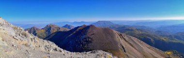 Nebo Wilderness Dağı 'nın yürüyüş parkurundan görülebilen manzaralar 3,5 km yükseklikte, düşme yaprakları panoramik, Utah Wasatch Sıradağları, Uinta Ulusal Ormanı, ABD. ABD.