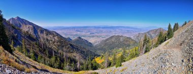 Nebo Wilderness Dağı 'nın yürüyüş parkurundan görülebilen manzaralar 3,5 km yükseklikte, düşme yaprakları panoramik, Utah Wasatch Sıradağları, Uinta Ulusal Ormanı, ABD. ABD.
