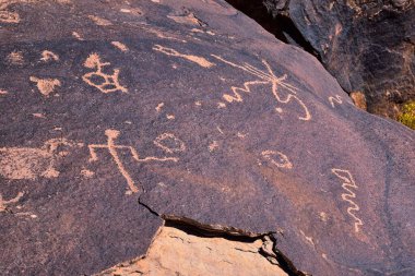 Petroglyphs Rock Paintings St George Utah Land Hill 'de Atalarından Puebloan ve Güney Paiute Kızılderililerinden binlerce yıllık Sandstone. ABD.