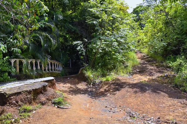 Miro Reruntuhan Hiking Trail Views Ditinggalkan Rumah Besar Dideklarasikan Koridor — Stok Foto