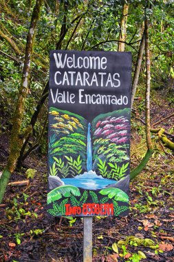 Şelale Jaco Kosta Rika, patika manzarası, Catarastas Valle Encantado - ormandaki yeşil ağaçlarla çevrili gizli şelale. Orta Amerika.