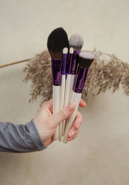 Bej arka planda makyaj fırçaları.