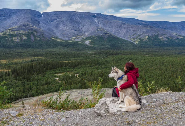 Ung Hona Sitter Med Sibirisk Husky Hund Bergen — Stockfoto