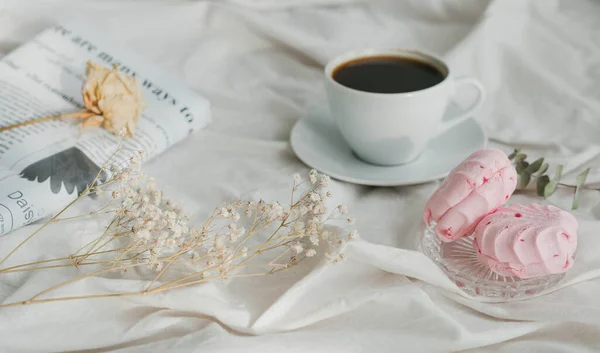 Snídaně Komfort Ráno Dovolená Zimní Koncept Útulná Ložnice Šálkem Kávy — Stock fotografie