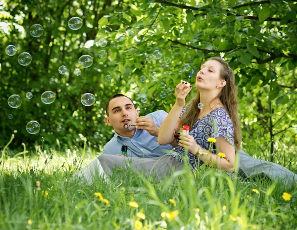 Paar im Wald pustet Blasen — Stockfoto