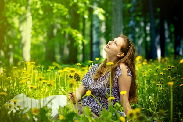 Retrato. Chica en el bosque — Foto de Stock