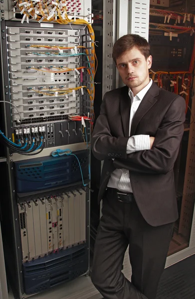 Ingeniero senior de red en sala de servidores — Foto de Stock