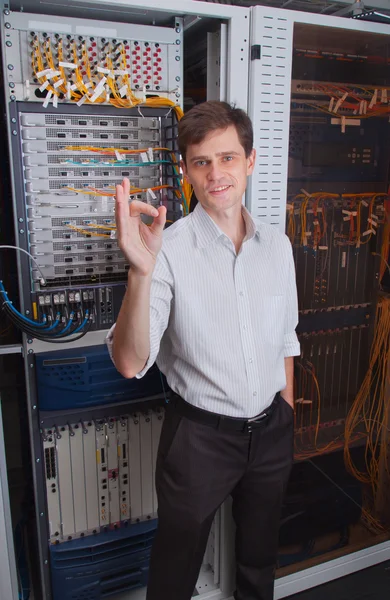 Ingeniero de red en sala de servidores — Foto de Stock