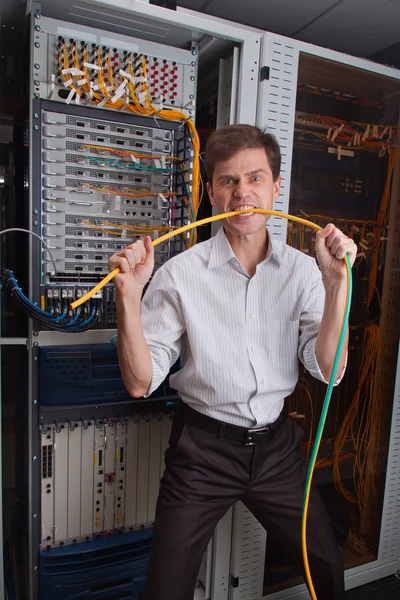 Ingeniero de red en sala de servidores —  Fotos de Stock