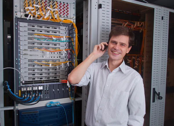 Ingeniero de red en sala de servidores — Foto de Stock