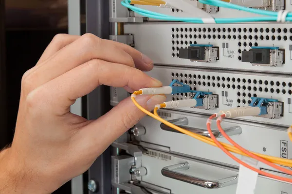 Netzwerktechniker legen Patchkabel ein — Stockfoto