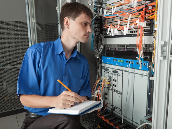 sunucu odasında üst düzey ağ mühendis