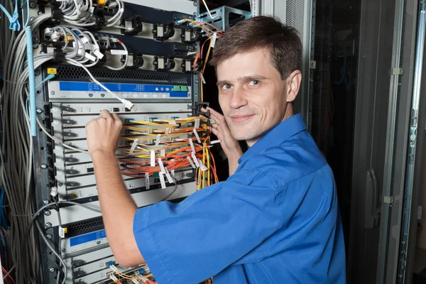 Ingeniero senior de red en sala de servidores — Foto de Stock