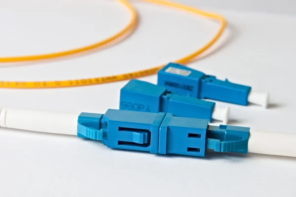 Makro vlákno optický patchcord na bílém pozadí — Stock fotografie