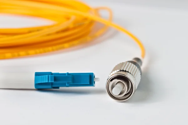 Makro fiber optik patchcord beyaz zemin üzerine