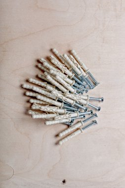 vida ve kontrplak üzerine fişleri karmakarışık yığını