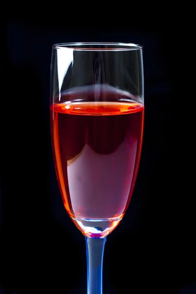 Het glas rode wijn op zwart met reflecties — Stockfoto