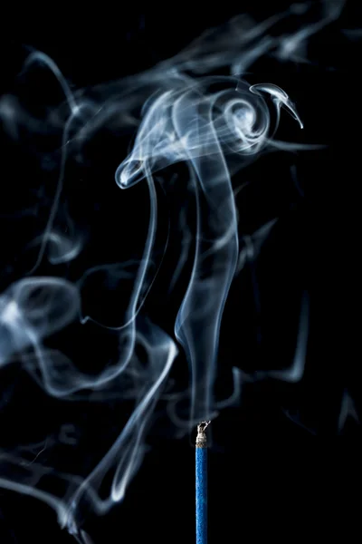 검은 배경에 향에서 연기 — 스톡 사진