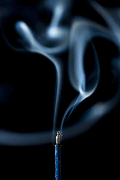Tütsü sopa siyah arka plan üzerinde duman — Stok fotoğraf