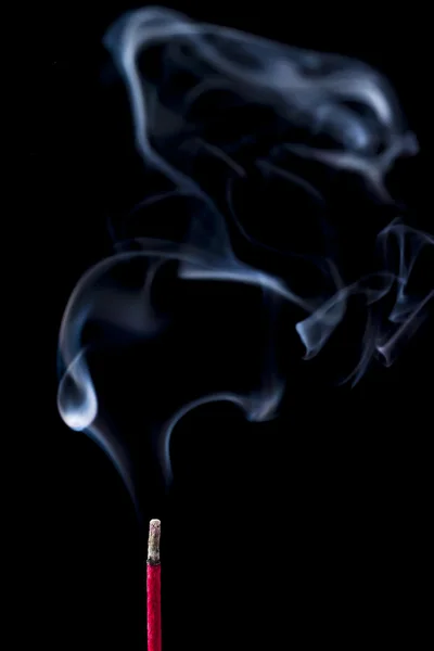 Rök från den rökelse pinnen på svart bakgrund — Stockfoto