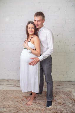 Bebek bekliyor. mutlu bir adam sevmek hamile kadın
