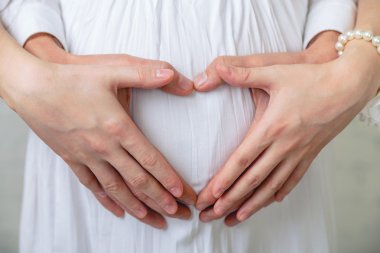 Bebek bekliyor. mutlu çift kalp göbek üzerinde