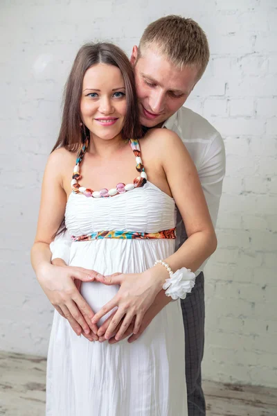 Väntar barn. lyckliga paret hjärta på magen — Stockfoto