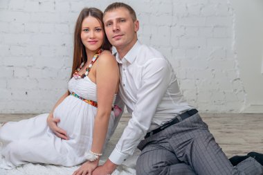 Adam hamile karısını kucaklayan