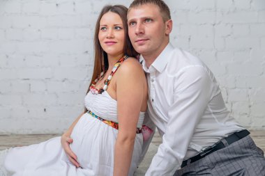 Adam hamile karısını kucaklayan