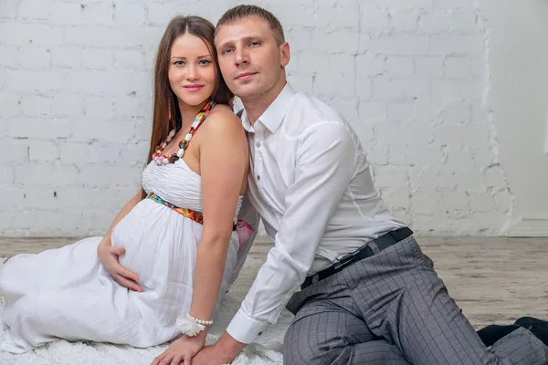 L'homme embrasse sa femme enceinte — Photo