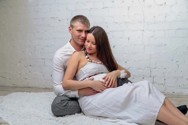 Чоловік обіймає свою вагітну дружину — стокове фото