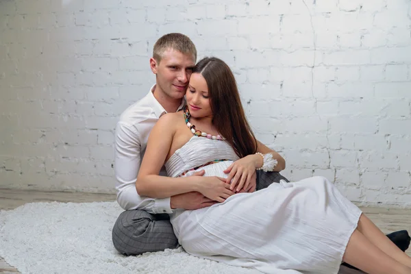 L'homme embrasse sa femme enceinte — Photo