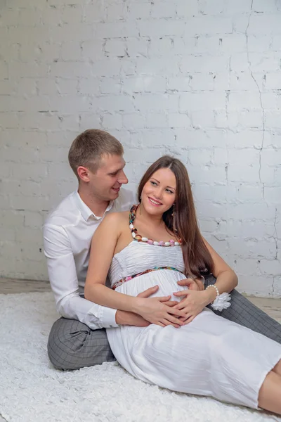 Mens is omhelzen zijn zwangere vrouw — Stockfoto