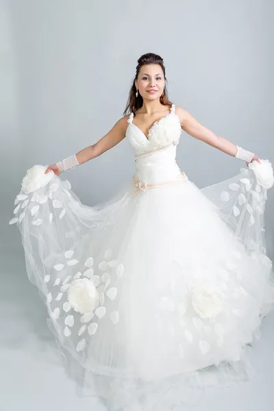 Chica en un vestido de novia blanco dobladillo ondulante —  Fotos de Stock