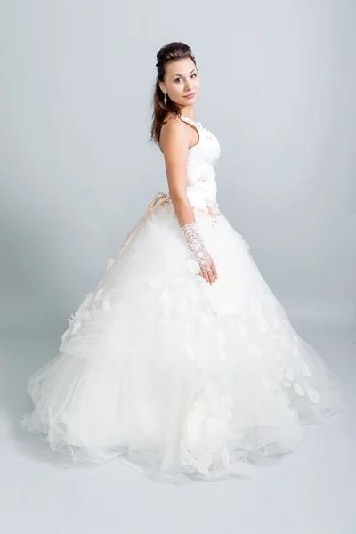 Krásná dívka v profilu bílé svatební šaty — Stock fotografie