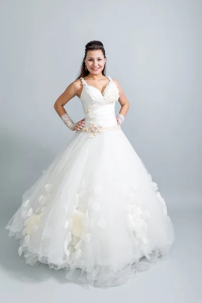 kız beyaz bir gelinlik kemer üzerinde eller