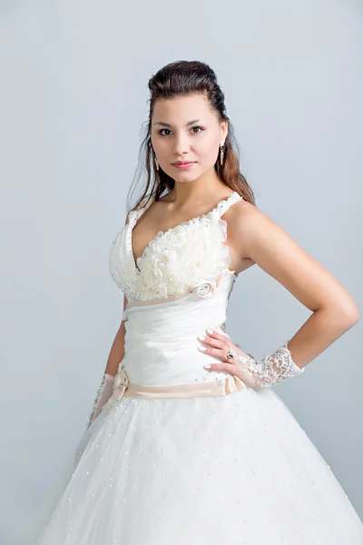 美丽的女孩在一个白色的婚纱礼服配置文件 — 图库照片