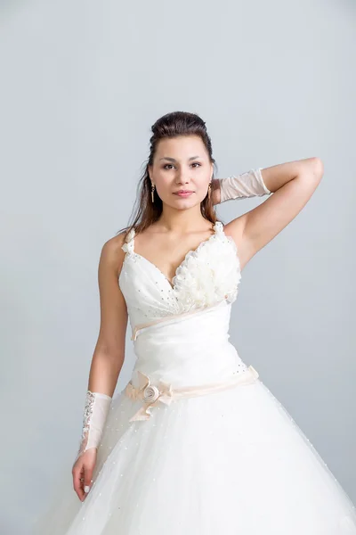 Chica en un vestido de novia blanco mano detrás de la cabeza —  Fotos de Stock