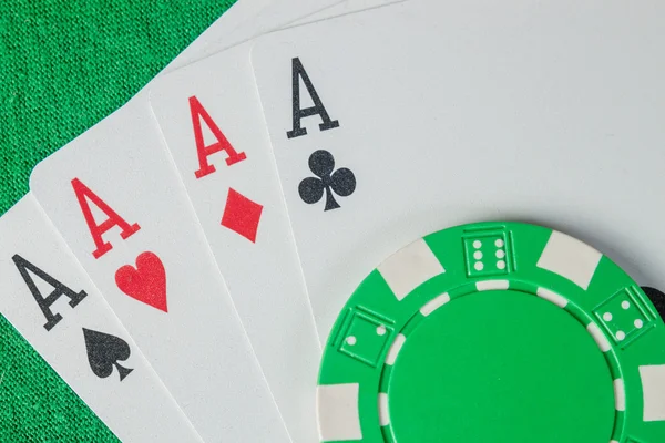 Quattro assi e poker chips stack — Foto Stock