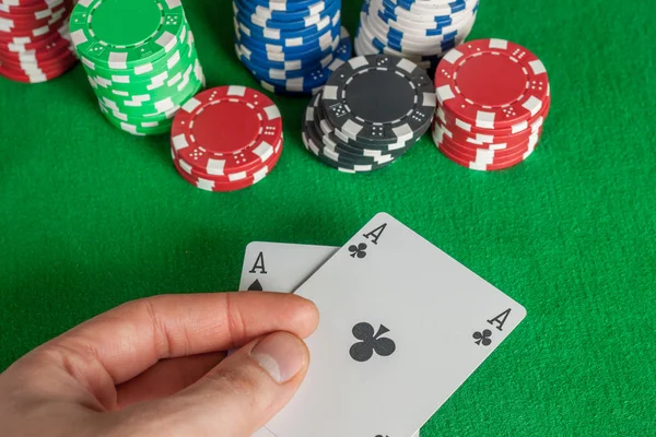 Dois Ases e fichas de poker empilham na mesa verde — Fotografia de Stock