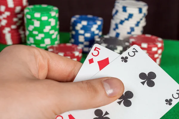 Fracasso de poker, um mau cartão na mão bluff — Fotografia de Stock