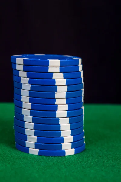 Pila di chips blu su un tavolo da gioco verde — Foto Stock