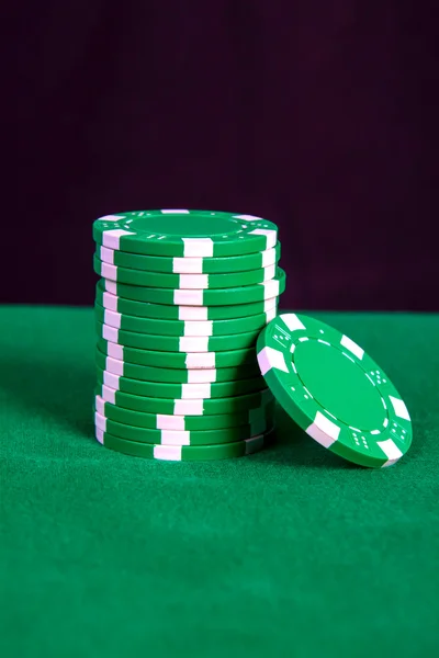 Stack di chips verdi su un tavolo da gioco verde — Foto Stock