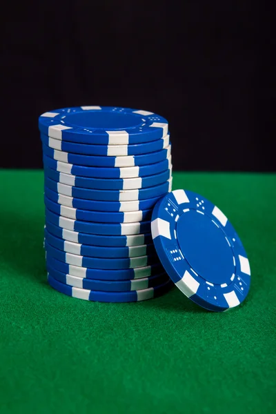 Pilha de fichas azuis em uma mesa de jogo verde — Fotografia de Stock